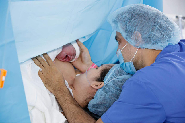 Hình ảnh xúc động của vợ chồng Võ Hạ Trâm khi đón bé Moon chào đời