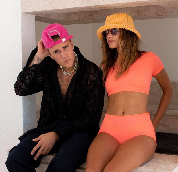 Hailey Baldwin khoe body săn chắc, vòng eo thon gọn 0% mỡ thừa cạnh ông xã trong chuyến du lịch