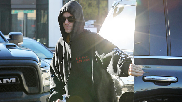 Dù vợ đang xuống xe, Justin vẫn tức tối đóng sầm cửa và bỏ đi trong sự ngỡ ngàng của những người chứng kiến