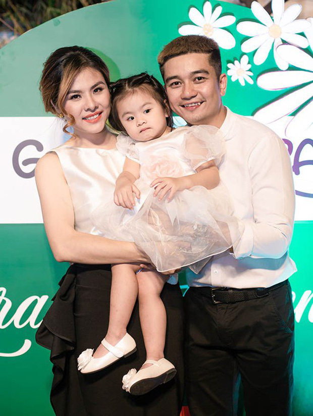 Vân Trang và chồng đã có cô con gái đầu lòng cực xinh xắn và đáng yêu tên Queenie