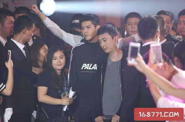 Vương Tư Thông và Ngô Diệc Phàm vốn là đôi bạn thân. Cả hai giống nhau từ cách nói chuyện cho tới việc có quá nhiều người tình hotgirl