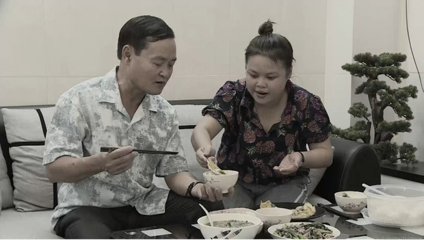 Từ khi mẹ của Ngọc Hoa mất, ông ở vậy nuôi hai chị em Ngọc Hoa khôn lớn