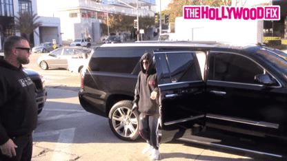 Không hiểu lí do vì sao mà Justin và Hailey lại khá xa cách và lạnh nhạt với nhau. Dân tình coi hành động của Justin là bất lịch sự và không tôn trọng bà xã