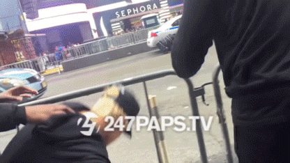 Sau khi chui qua hàng rào, Justin không hề quay đầu mà đứng lên ván trượt đi luôn dù Hailey đằng sau vấp ngã. Hành động của Justin bị nhận xét là thiếu tinh tế đối với bà xã