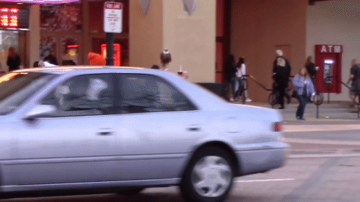 Đi được một đoạn, nam ca sĩ lại 