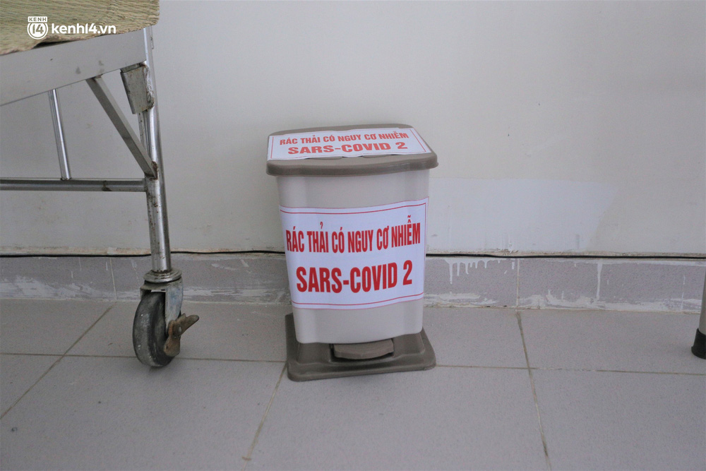Bên cạnh mỗi giường bệnh đều có thùng đựng rác thải riêng