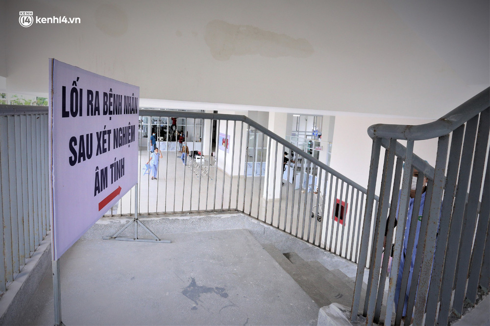 Bệnh nhân có xét nghiệm âm tính sẽ di chuyển ra khỏi khu sàng lọc theo lối riêng, đảm bảo an toàn
