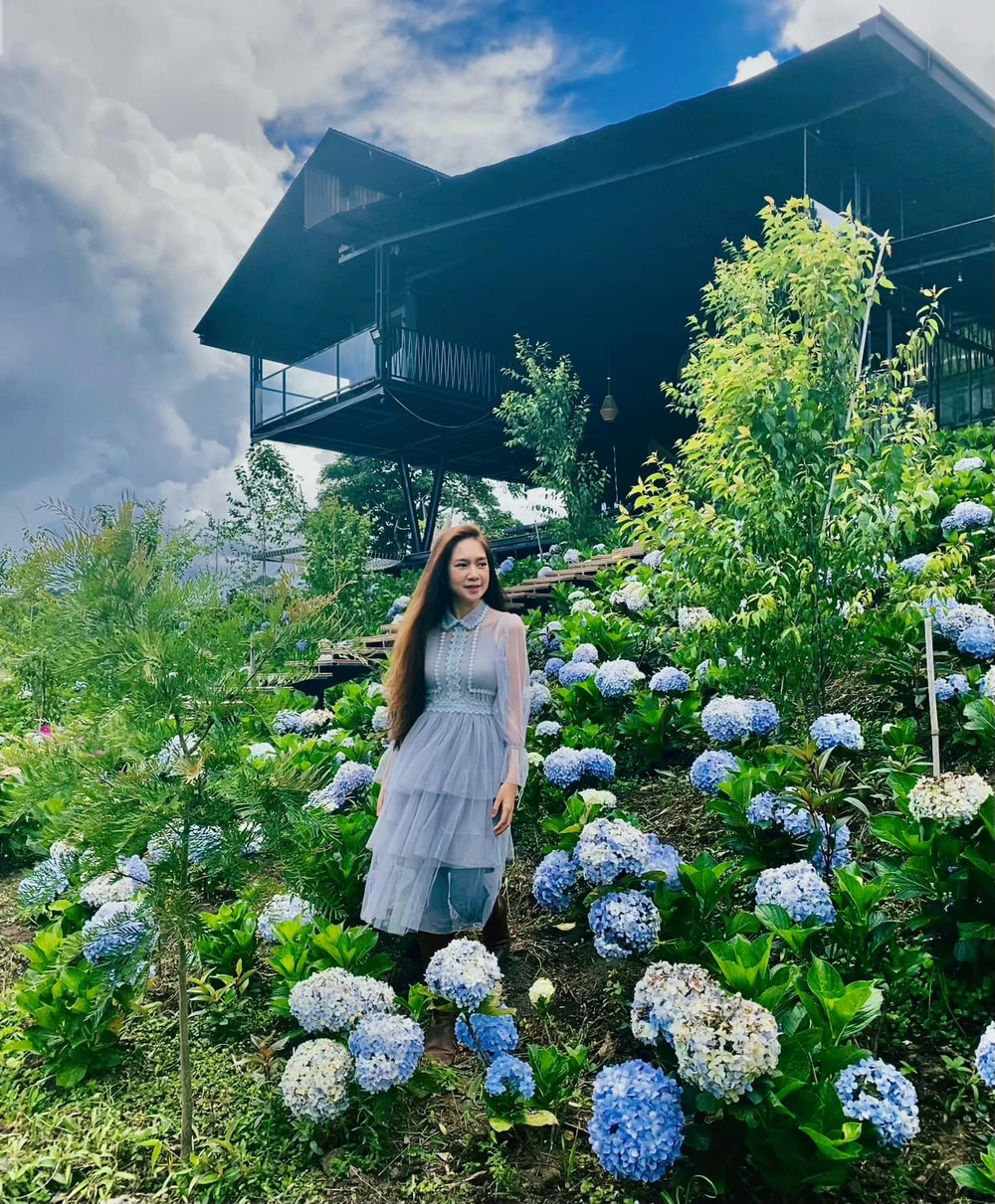 Nông trại của vợ chồng Lý Hải - Minh Hà ở ngoại ô Đà Lạt rộng cả ngàn m2. Xung quanh khá hoang sơ với các khu đồi thơ mộng.