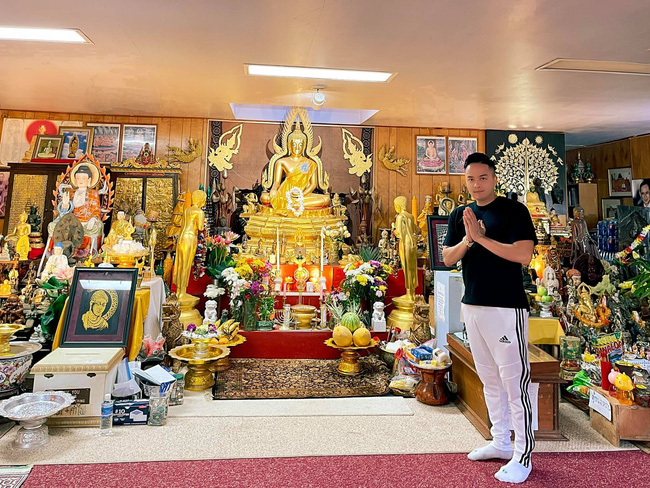 Bức ảnh đứng quay mặt với bức tượng của Cao Thái Sơn vấp phải nhiều ý kiến trái chiều từ khán giả