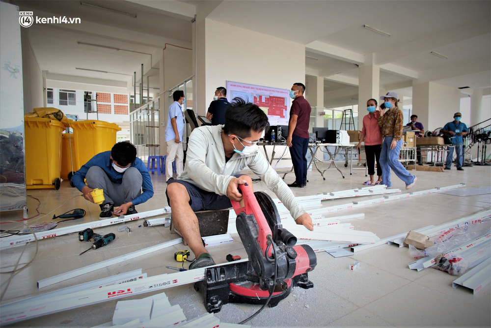 Hiện các công nhân đang khẩn trương hoàn thành các công đoạn cuối để sớm đưa Bệnh viện Dã chiến này vào hoạt động