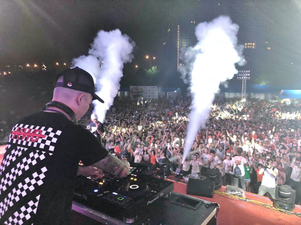 DJ Tommy tại một show diễn (sự kiện được tổ chức trước khi dịch Covid-19 xuất hiện)