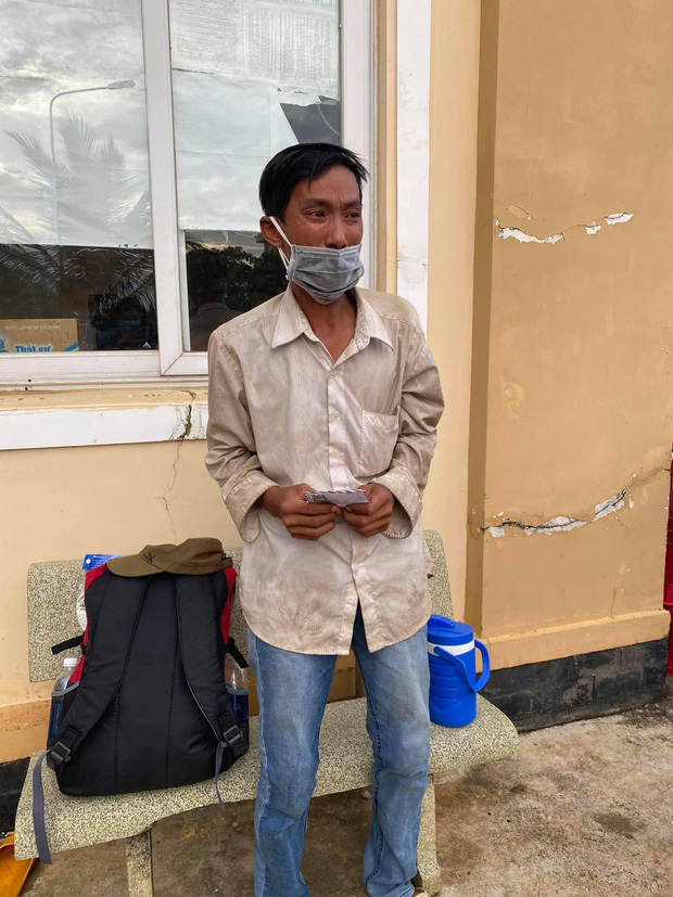 Anh Khánh bật khóc khi nhận được tiền hỗ trợ từ những tấm lòng hảo tâm (Ảnh :NVCC)