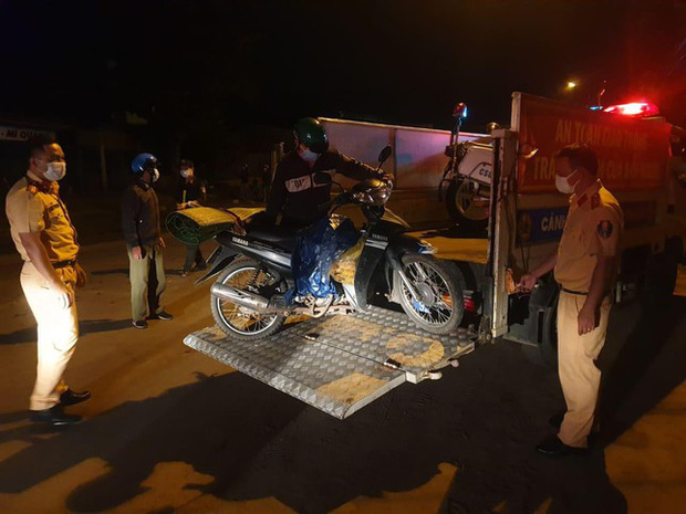 Giữa đường đi một số xe máy bị hỏng, lực lượng CSGT dùng xe chuyên dụng vận chuyển vượt đèo