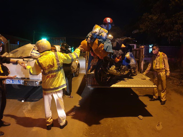 Xe máy hỏng hóc được CSGT Đà Nẵng hỗ trợ vượt đèo