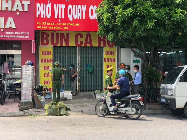 Cơ quan chức năng ra quân tuyên truyền, xử phạt các trường hợp vi phạm quy định phòng chống dịch tại quận Hà Đông (Ảnh: CACC)