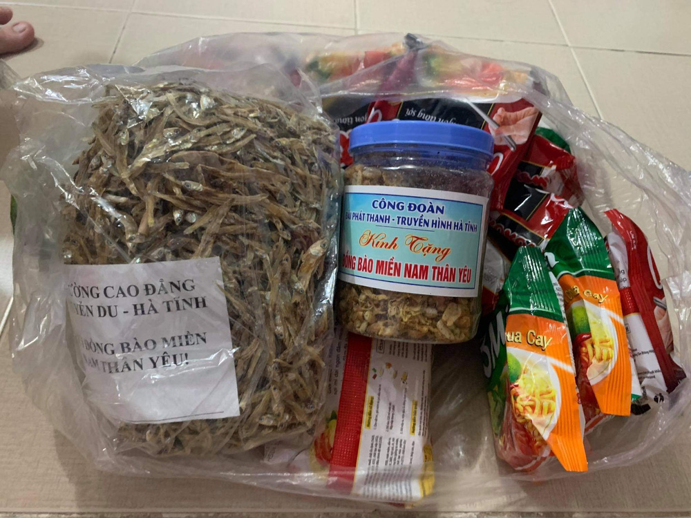 Phần quà một người đã nhận được từ Thủy Tiên (còn 5kg gạo và nửa trái bí đao), khớp với những đồ cứu trợ từ Hà Tĩnh gửi vào.