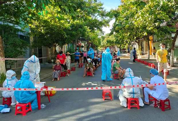 Người dân Đà Nẵng xếp hàng chờ lấy mẫu xét nghiệm Covid-19