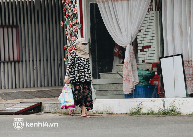 Siêu thị Big C khá thưa thớt khách trước giờ đóng cửa, do tình hình dịch bệnh nên khách cũng ít đi siêu thị hơn