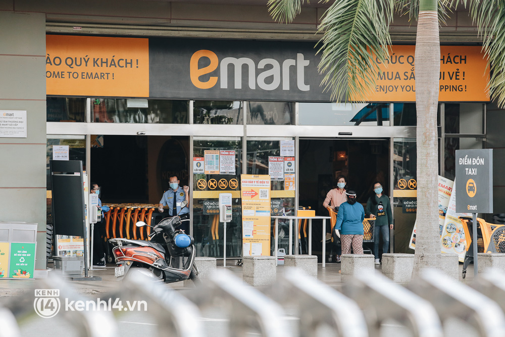 Nhân viên siêu thị vẫn thực hiện các biện pháp phòng chống dịch với khách vào mua sắm như đo thân nhiệt, yêu cầu rửa tay sát khuẩn, đeo khẩu trang, giữ khoảng cách, khai báo y tế