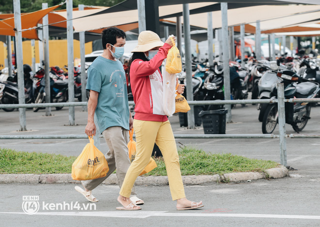 Khách thảnh thơi mua các đồ dùng thiết yếu trước khi siêu thị đóng cửa sớm