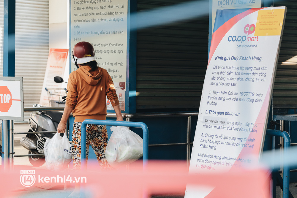 Một trong những vị khách cuối cùng rời siêu thị trước khi đóng cửa sớm