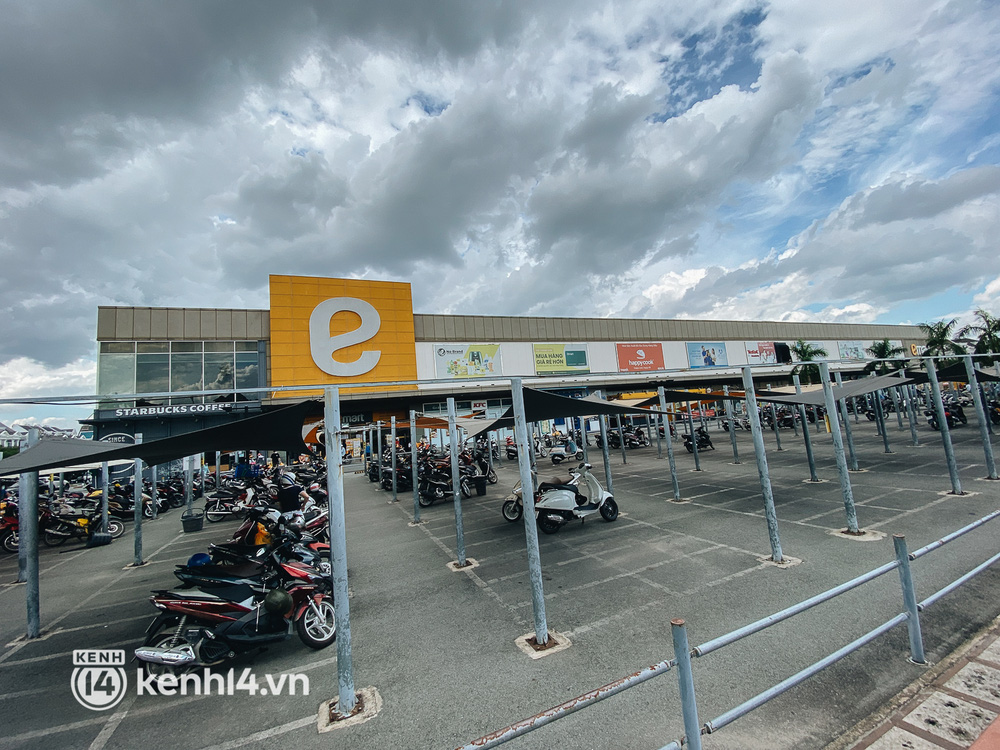 Bãi xe của siêu thị E-Mart vẫn còn trống trải do ít khách đến mua sắm