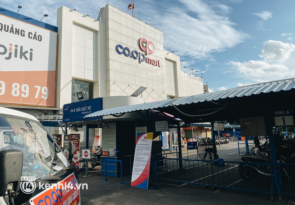 Siêu thị Co.op Mart cũng đã không nhận khách từ 16h30