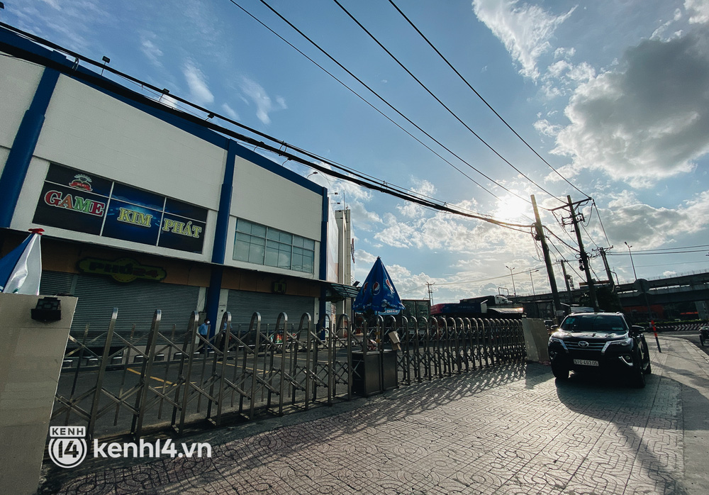 Cổng chính vào siêu thị Co.op Mart đã đóng