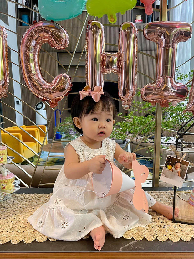 Suchin cực đáng yêu và được mẹ cho ăn diện điệu đà trong sinh nhật đầu đời