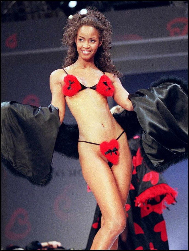 Những thiết kế táo bạo nhưng có phần kỳ lạ, thể hiện tinh thần phá cách của những năm 90