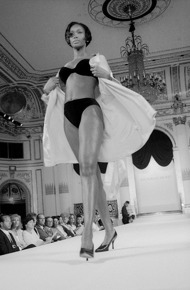 Người mẫu Beverly Peele trình diễn tại show đầu tiên của Victoria's Secret được tổ chức tại Plaza Hotel, New York