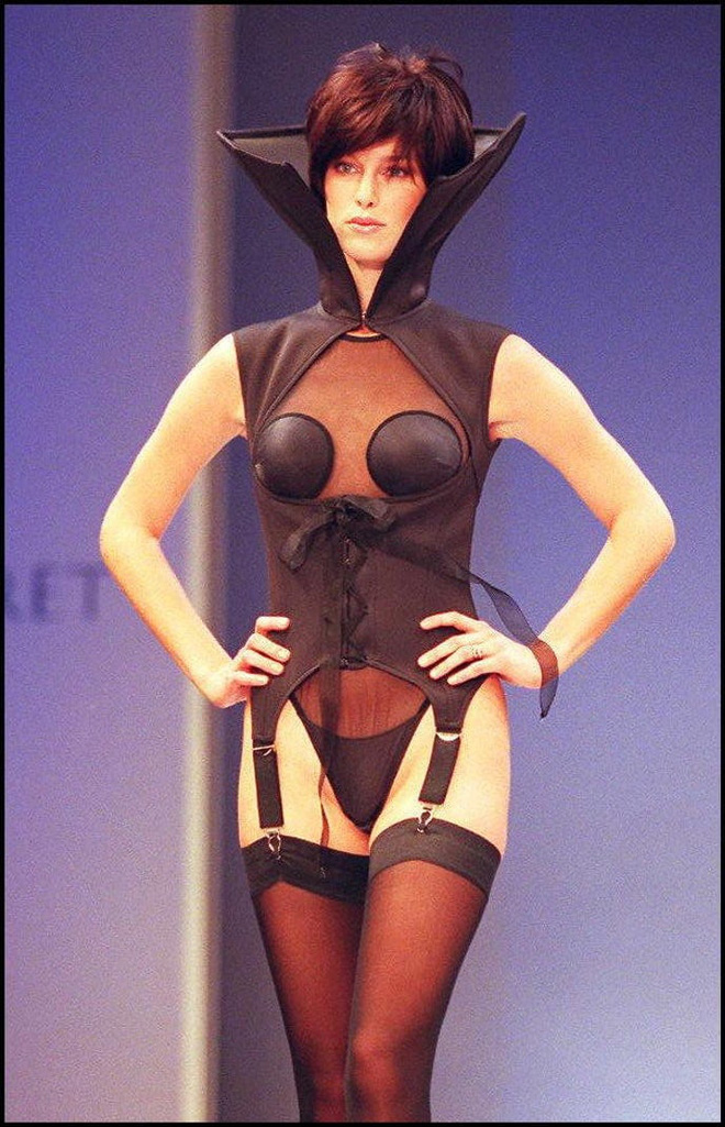 Victoria's Secret bắt đầu gây sốc với những mẫu thiết kế nóng bỏng vô cùng nổi bật. Đồ lót phá cách đầy lạ lẫm phối với corset, đai giữ tất... dẫu tính ứng dụng chưa chắc đã cao những lại khiến công chúng chú ý tới hãng hơn!