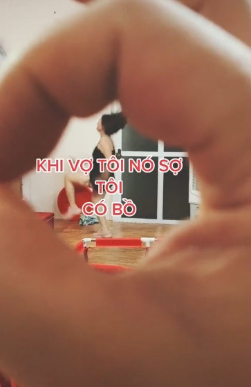  Anh chồng quay vợ và đăng tải trên mạng xã hội. (Ảnh cắt từ clip)