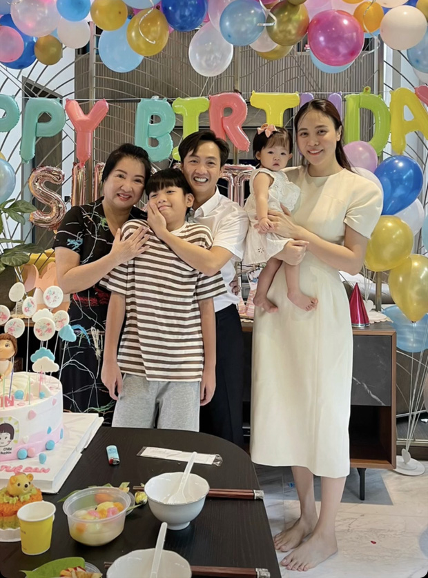 Mẹ chồng Đàm Thu Trang xuất hiện trong tiệc sinh nhật ấm cúng của cháu gái Suchin vào hôm nay
