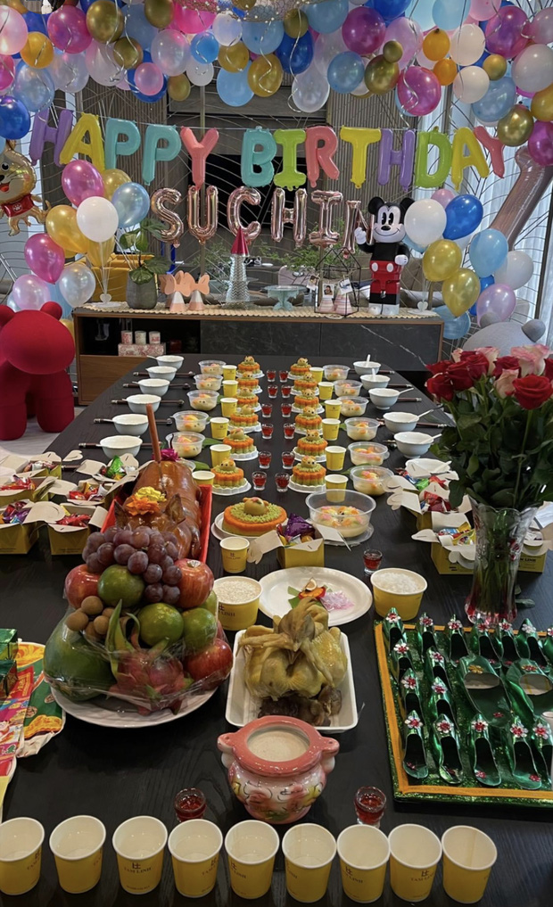 Mặc dù đang mùa dịch nhưng vợ chồng nam doanh nhân đã chuẩn bị mọi thứ rất chỉn chu, đầy đủ cho ngày thôi nôi của con gái