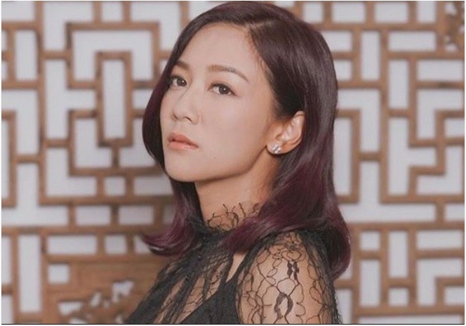 Hà Nhạn Thi gia nhập giới giải trí từ năm 16 tuổi.