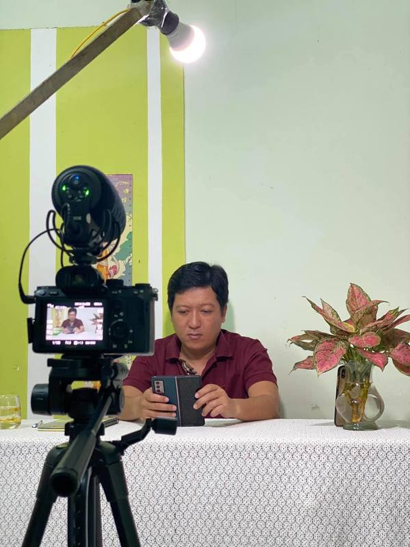 Trường Giang cũng lộ gương mặt 