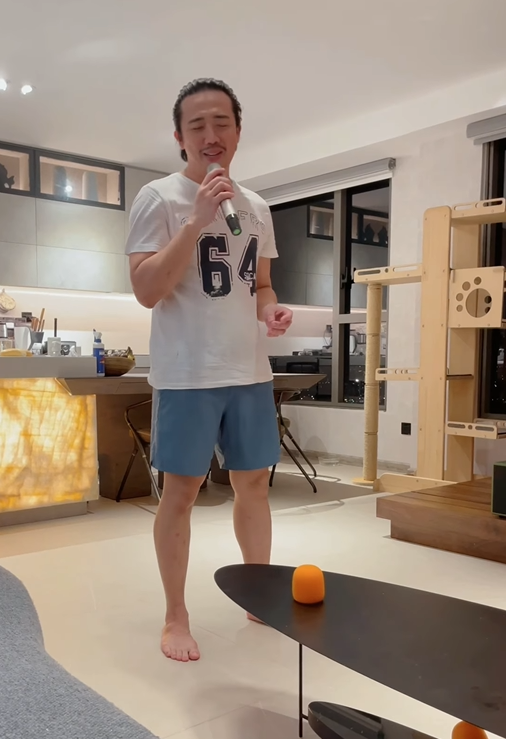 Trấn Thành khiến nhiều người bất ngờ khi xuất hiện trong clip của Hari Won với diện mạo khác hẳn vẻ chỉn chu thường thấy