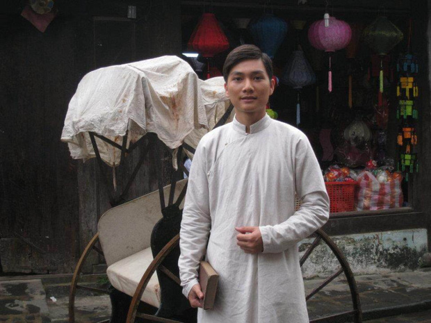 Diễn viên Minh Đức là một diễn viên trẻ của Việt Nam. Cách đây tròn 10 năm, anh đảm nhận vai chính trong bộ phim điện ảnh nói về một giai đoạn thời trẻ của Chủ tịch Hồ Chí Minh - Nhìn Ra Biển Cả