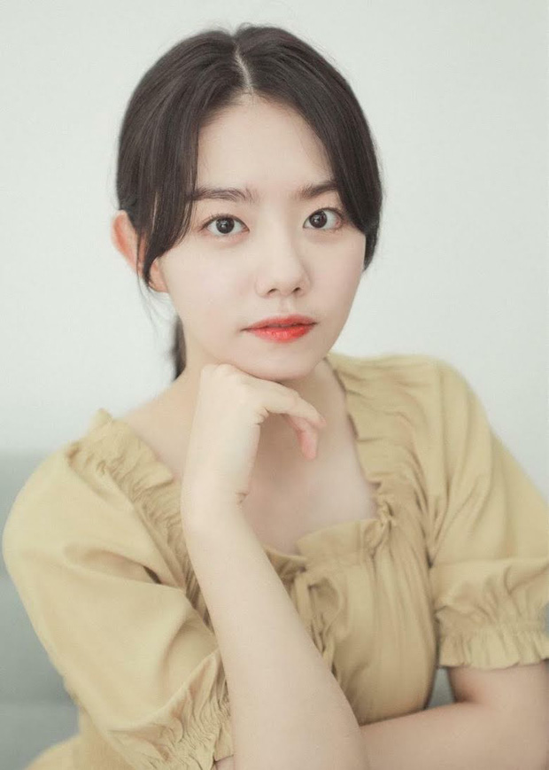 Thậm chí, cô còn là nạn nhân của bạo lực học đường