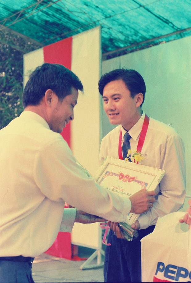 Lê Công từng đạt nhiều giải thưởng tại các cuộc thi văn nghệ ở trường thời còn đi học