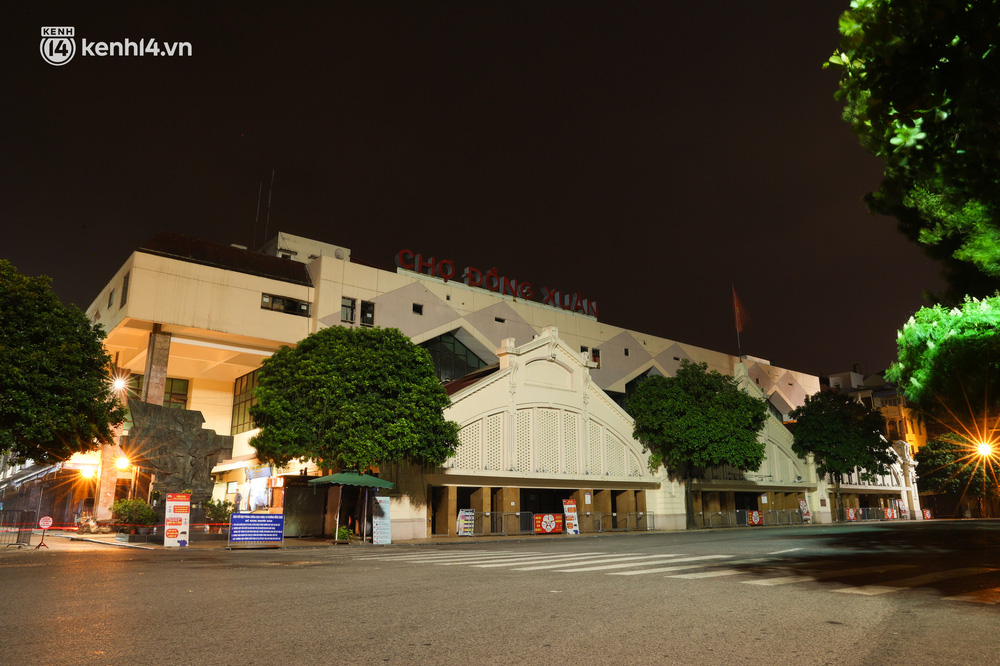 Chợ Đồng Xuân thường nhộn nhịp vào buổi tối nhưng giờ đây cũng không một bóng người qua lại