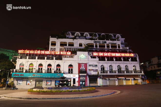 Khu vực sát Quảng trường Đông Kinh Nghĩa Thục trước đây có rất nhiều người đến hóng mát nhưng giờ đây vắng bóng