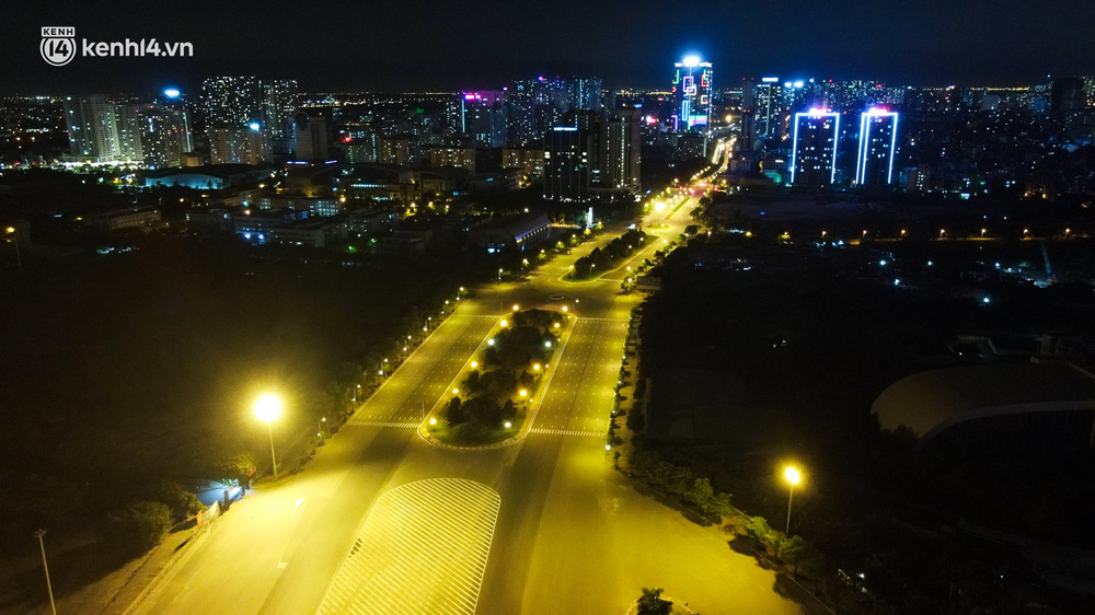 Đường Lê Quang Đạo (đoạn đi qua Sân vận động Quốc gia Mỹ Đình) không một bóng người