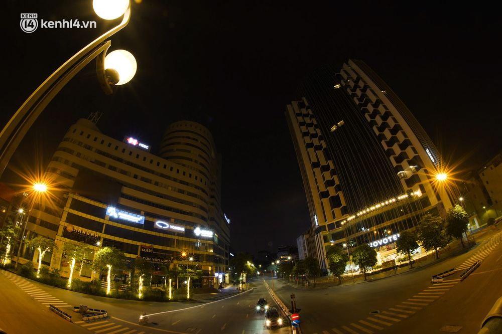 Ngã tư đường Chùa Bộc - Thái Hà - Tây Sơn chỉ có 2 ô tô qua lại lúc 20h45