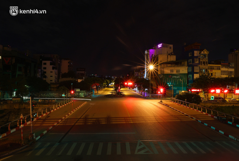 Cả 1 dãy phố Nguyễn Khánh Toàn không một phương tiện nào qua lại