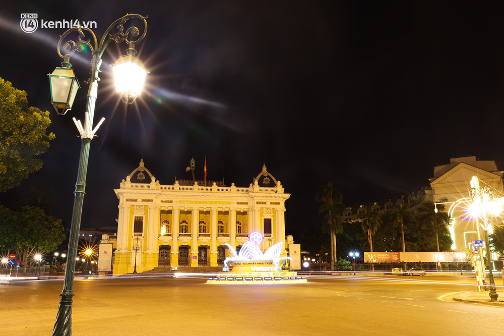 Tại khu vực trung tâm Hà Nội, các tuyến phố cũng rất vắng vẻ từ 21h00 (Trong ảnh là quảng trường trước Nhà Hát Lớn)