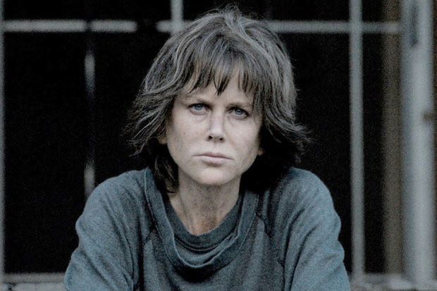 Erin Bell là một cựu điệp viên từng hoạt động ngầm trong một băng đảng mafia. Vì thế, đạo diễn Karyn Kusama yêu cầu Nicole Kidman phải hóa trang thành người phụ nữ trung niên với vẻ ngoài tiều tụy, căng thẳng và thiếu ngủ