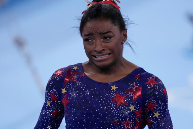 Simone Biles khóc sau khi mắc lỗi tại Olympic Tokyo 2020.