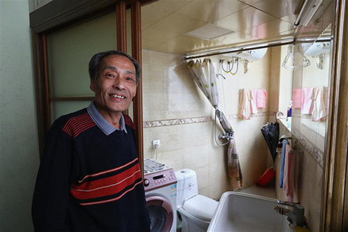 Một hộ dân sống ở phần rất hẹp của toà nhà 400 đường Ninh Ba 